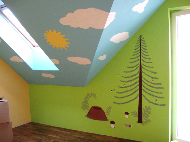 Pokój dziecięcy na poddaszu z malowidłami na ścianach: niebieskie niebo z chmurami i słońcem na suficie, zielony las z drzewem, mrowiskiem i grzybami na ścianie, okno dachowe i podłoga z paneli.